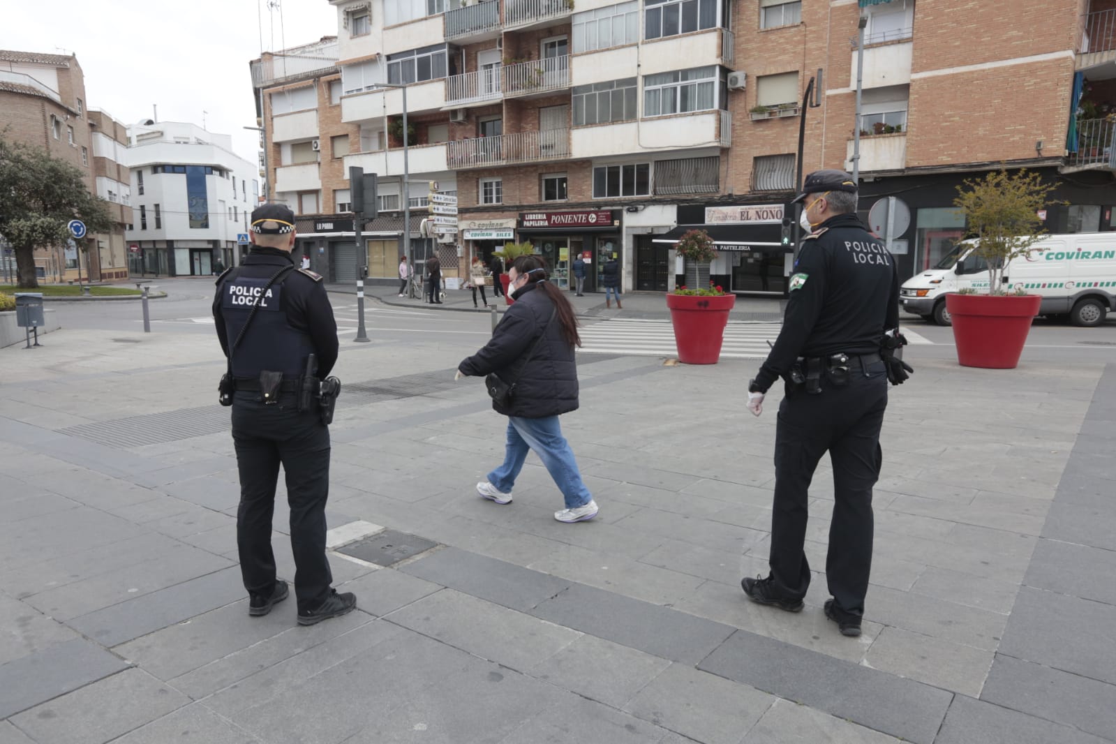 La capital vive una nueva semana de cuarentena con menos gente circulando y las Fuerzas y cuerpos de Seguridad del estado manteniendo el orden