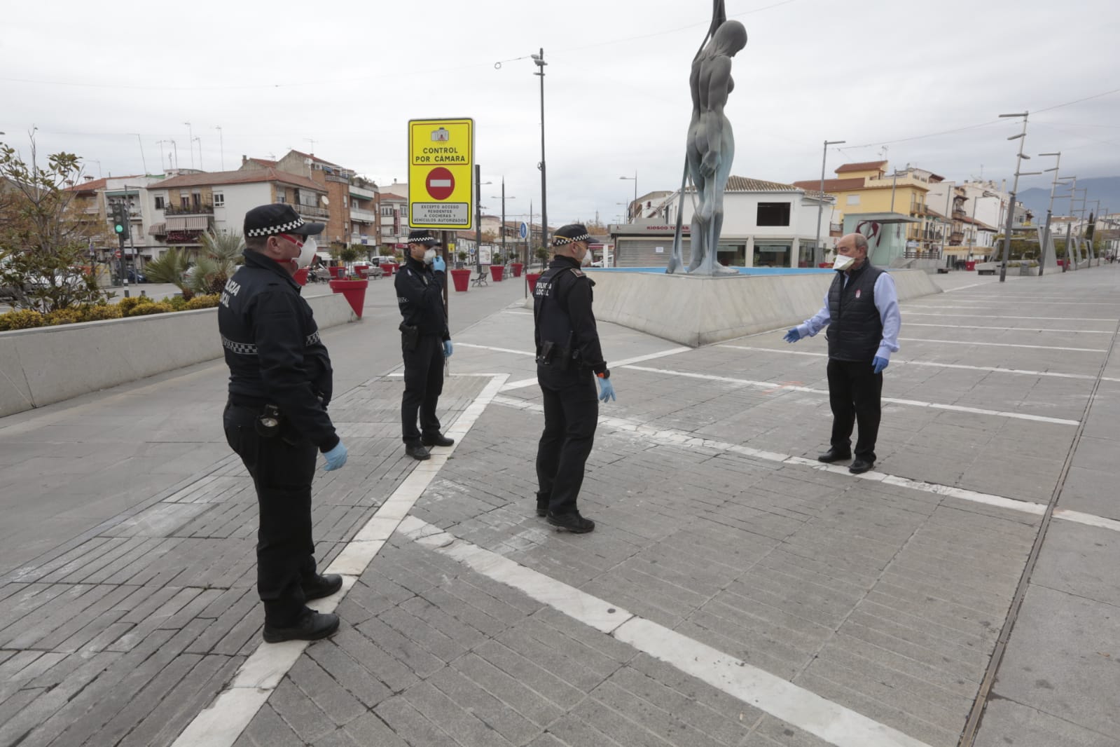 La capital vive una nueva semana de cuarentena con menos gente circulando y las Fuerzas y cuerpos de Seguridad del estado manteniendo el orden