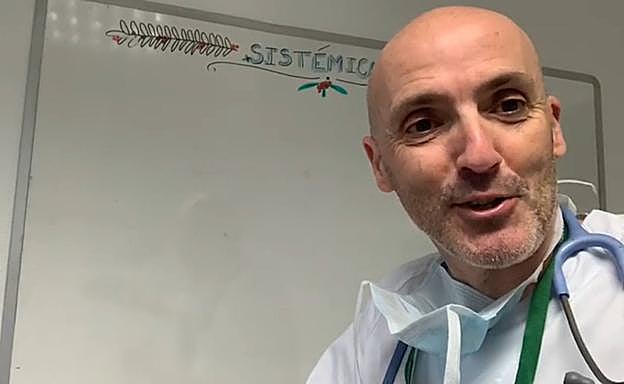 El médico del PTS, José Luis Callejas, explica el tratamiento del coronavirus en un vídeo. 