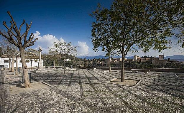 Imagen principal - San Nicolás, Lucero entrando en casa, y la tienda de Álvaro.
