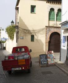 Imagen secundaria 2 - San Nicolás, Lucero entrando en casa, y la tienda de Álvaro.