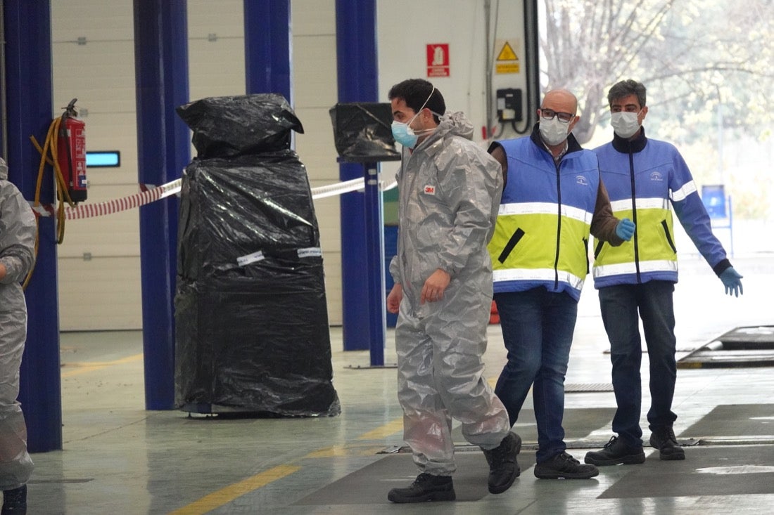 Continúa el estado de alarma en la ciudad y las calles desérticas se mezclan con sanitarios y Cuerpos y Ferzas de Seguridad del Estado