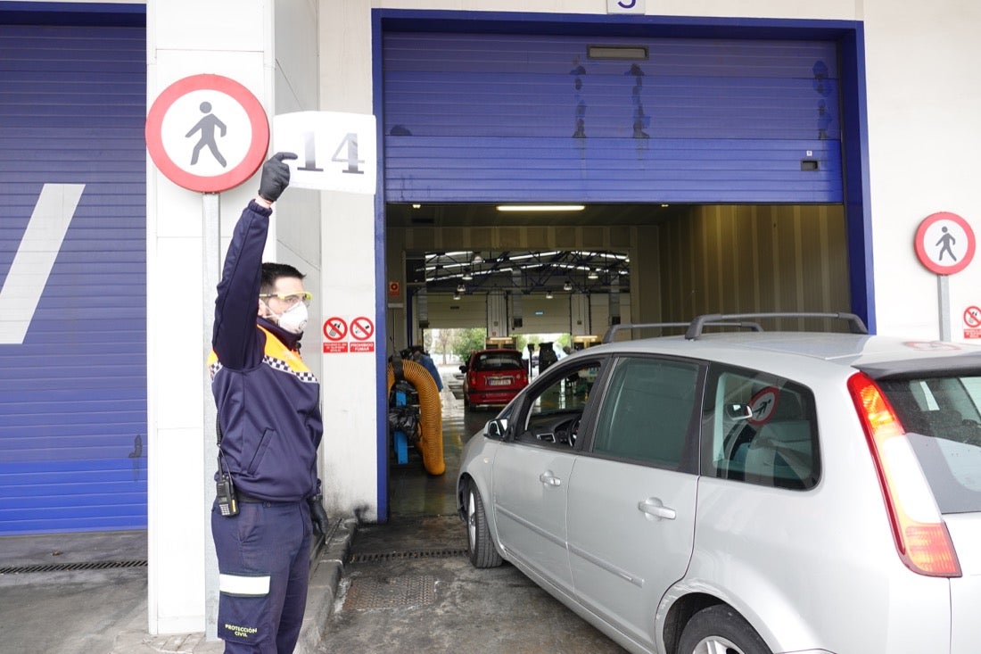 Continúa el estado de alarma en la ciudad y las calles desérticas se mezclan con sanitarios y Cuerpos y Ferzas de Seguridad del Estado