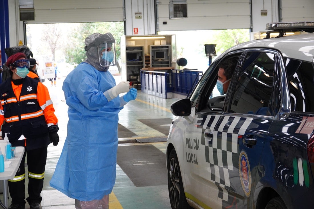 Continúa el estado de alarma en la ciudad y las calles desérticas se mezclan con sanitarios y Cuerpos y Ferzas de Seguridad del Estado