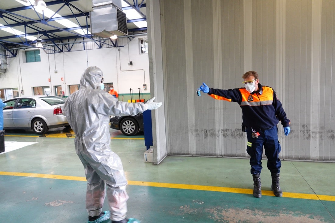 Continúa el estado de alarma en la ciudad y las calles desérticas se mezclan con sanitarios y Cuerpos y Ferzas de Seguridad del Estado