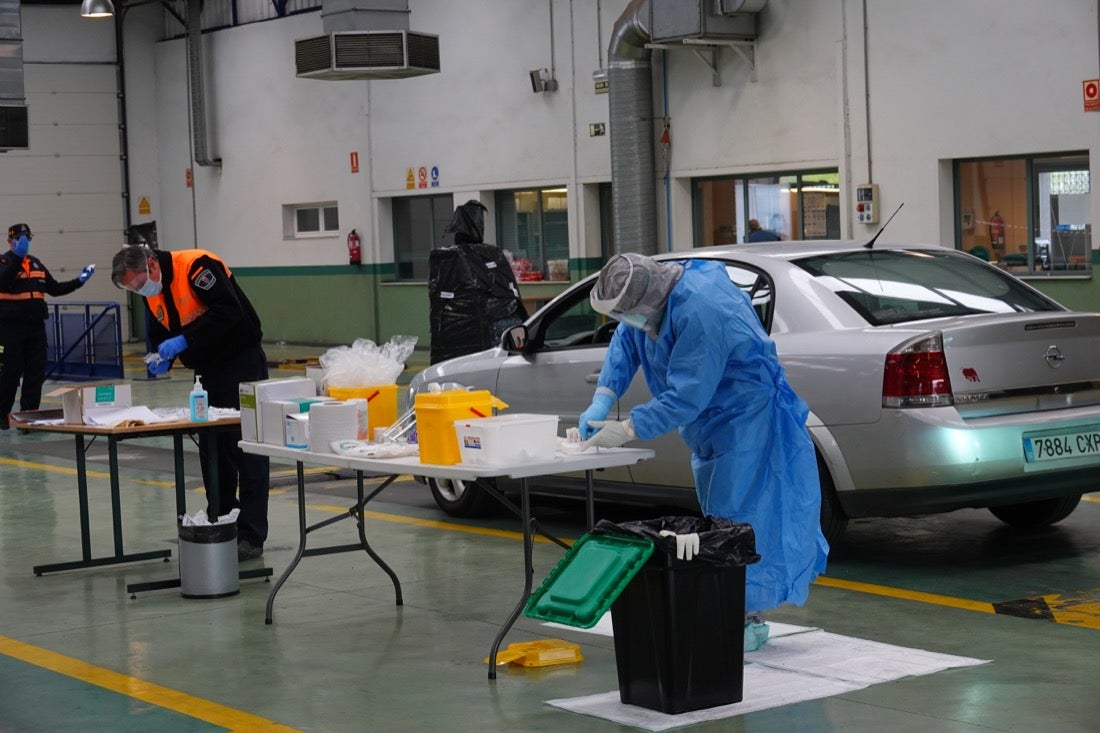 Continúa el estado de alarma en la ciudad y las calles desérticas se mezclan con sanitarios y Cuerpos y Ferzas de Seguridad del Estado