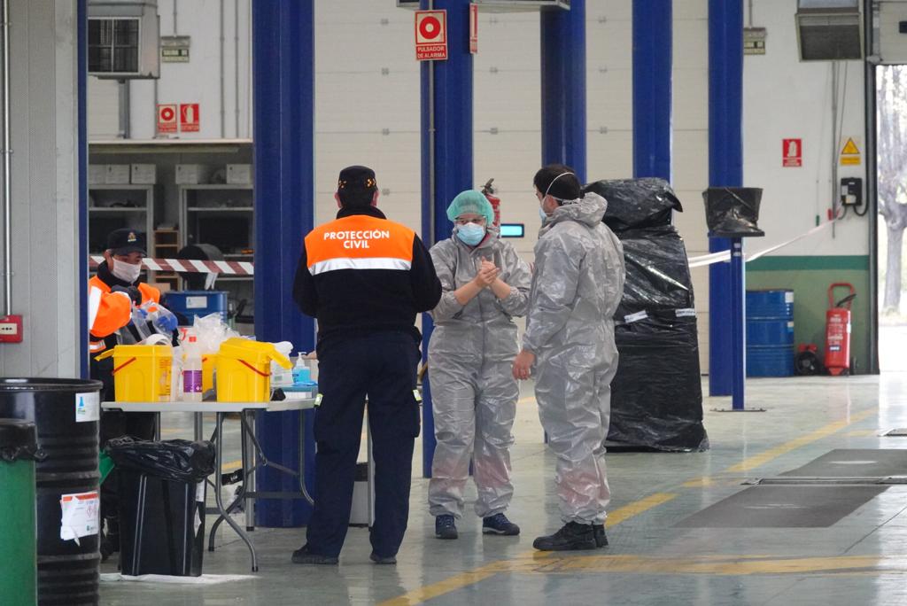 Continúa el estado de alarma en la ciudad y las calles desérticas se mezclan con sanitarios y Cuerpos y Ferzas de Seguridad del Estado
