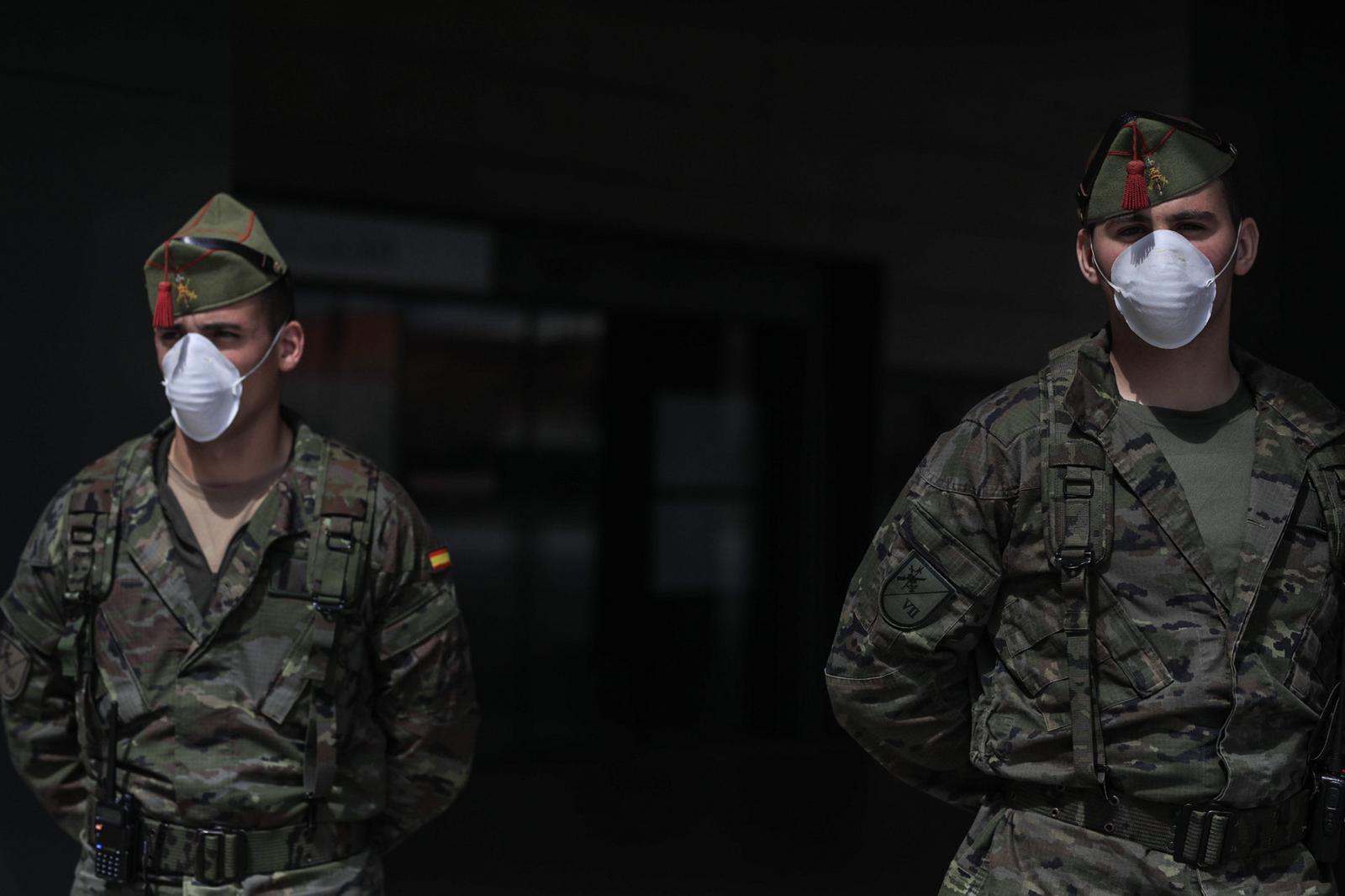 Continúa el estado de alarma en la ciudad y las calles desérticas se mezclan con sanitarios y Cuerpos y Ferzas de Seguridad del Estado