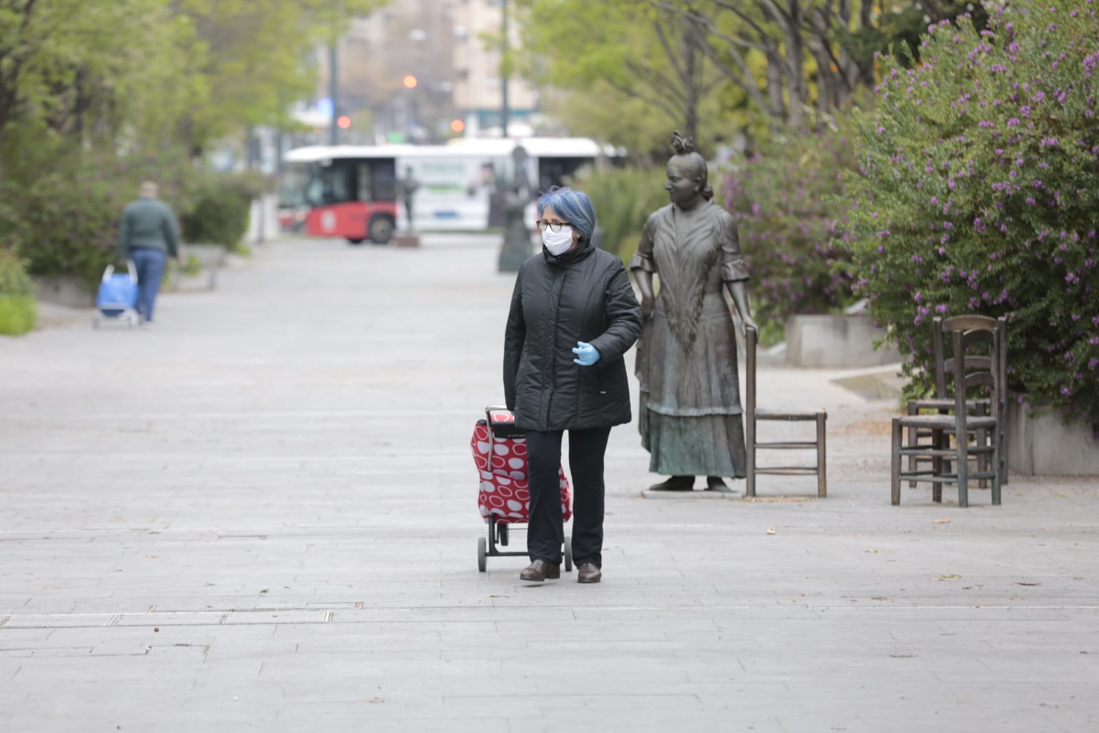Continúa el estado de alarma en la ciudad y las calles desérticas se mezclan con sanitarios y Cuerpos y Ferzas de Seguridad del Estado