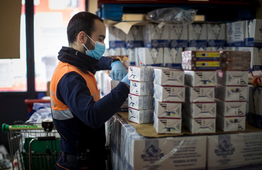 Voluntarios de Protección Civil llevan comida a vecinos del Zaidín