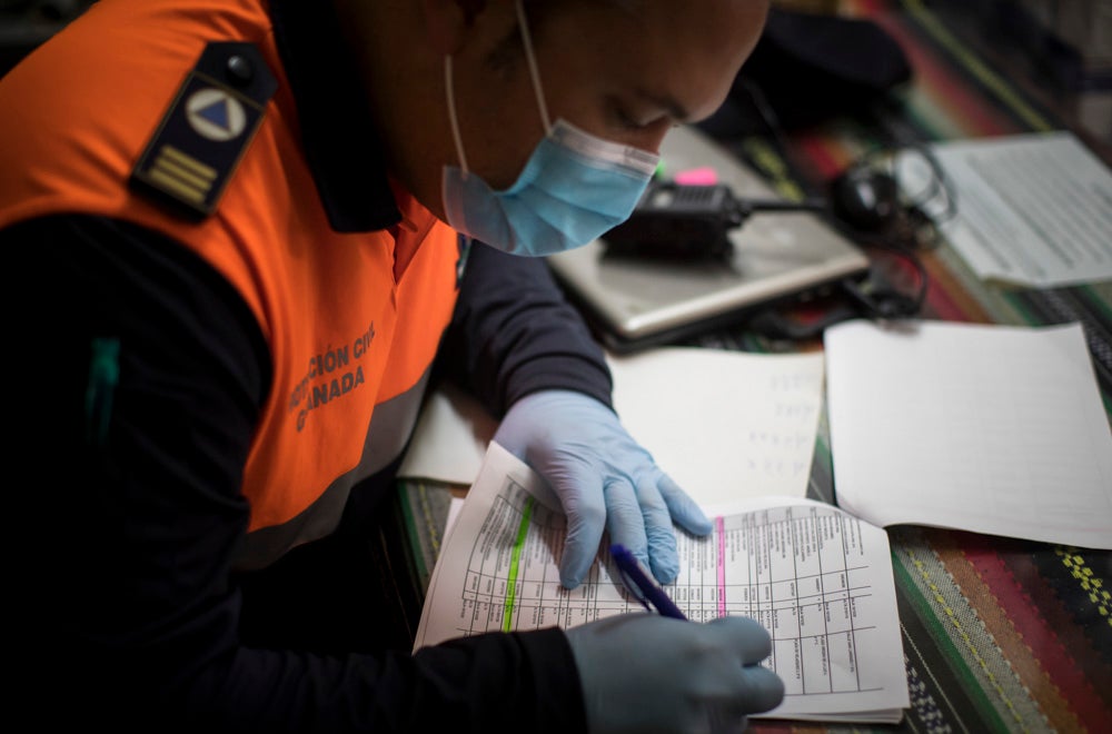 Voluntarios de Protección Civil llevan comida a vecinos del Zaidín
