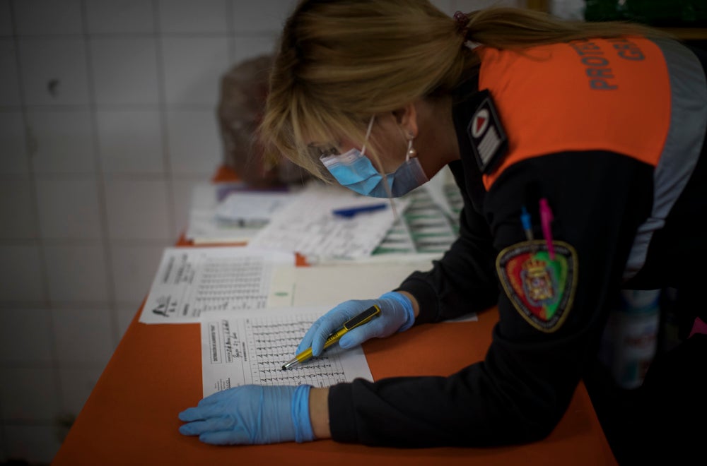 Voluntarios de Protección Civil llevan comida a vecinos del Zaidín