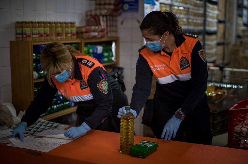 Voluntarios de Protección Civil llevan comida a vecinos del Zaidín