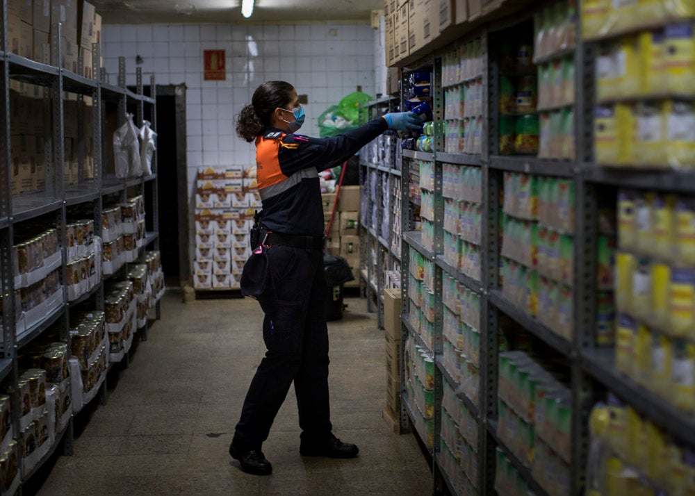Voluntarios de Protección Civil llevan comida a vecinos del Zaidín