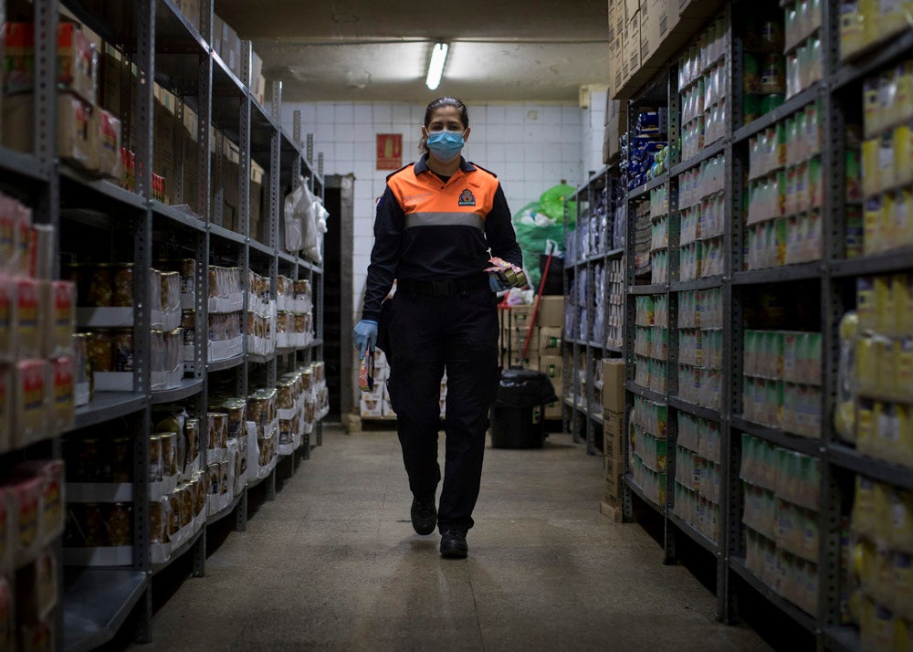 Voluntarios de Protección Civil llevan comida a vecinos del Zaidín
