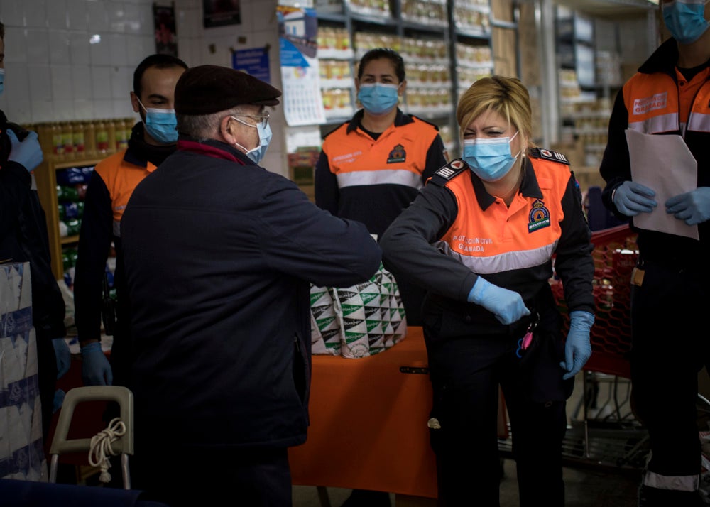 Voluntarios de Protección Civil llevan comida a vecinos del Zaidín