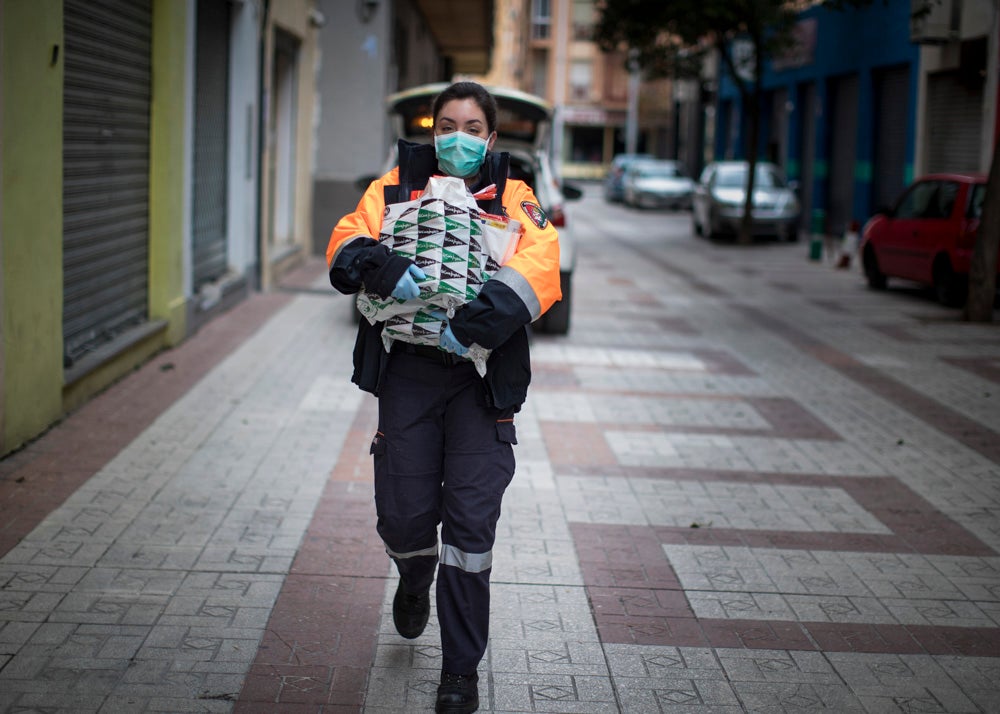 Voluntarios de Protección Civil llevan comida a vecinos del Zaidín