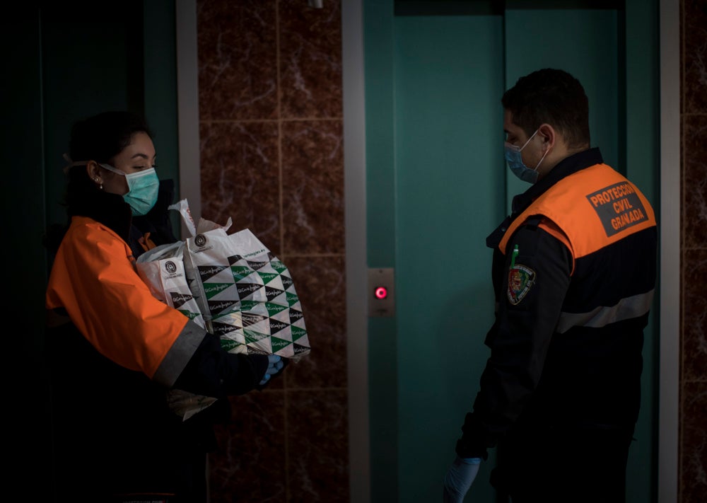 Voluntarios de Protección Civil llevan comida a vecinos del Zaidín