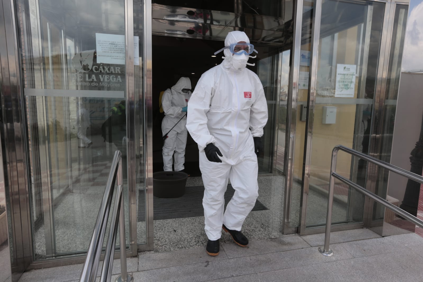 Continúa el estado de alarma en la ciudad y las calles desérticas se mezclan con sanitarios y Cuerpos y Ferzas de Seguridad del Estado