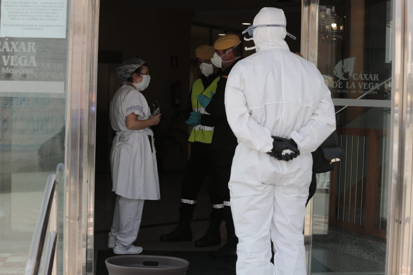 Continúa el estado de alarma en la ciudad y las calles desérticas se mezclan con sanitarios y Cuerpos y Ferzas de Seguridad del Estado