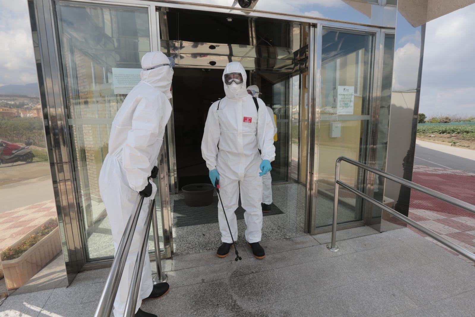 Continúa el estado de alarma en la ciudad y las calles desérticas se mezclan con sanitarios y Cuerpos y Ferzas de Seguridad del Estado