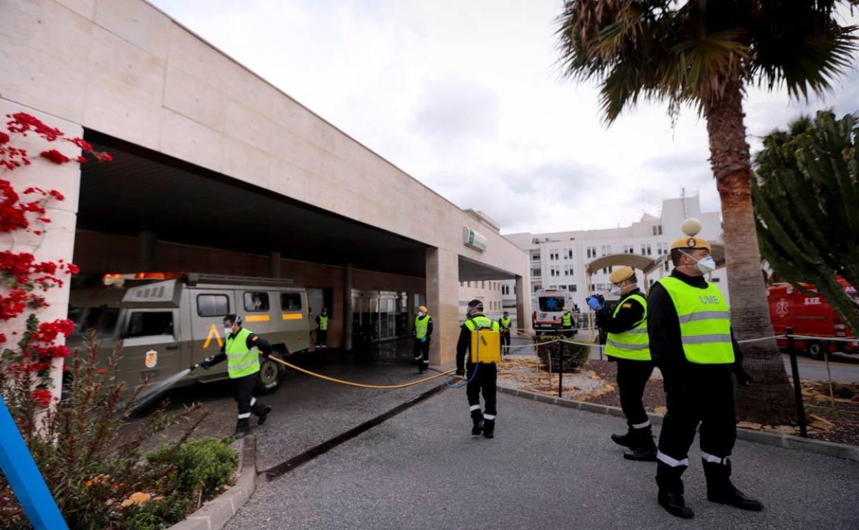 La UME ha desinfecado estos días el hospital de Motril.