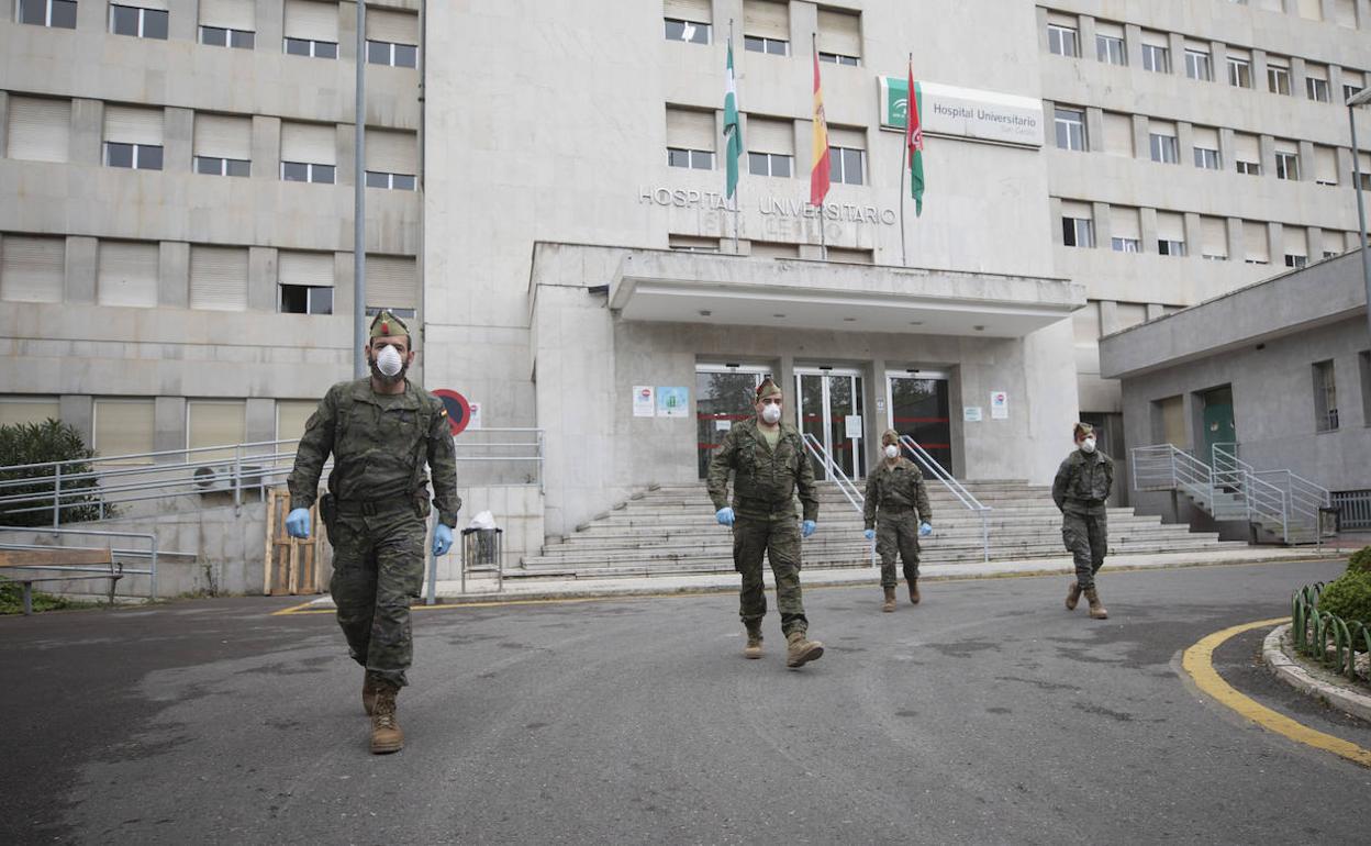 Miembros de la Legión trabajaron ayer en el hospital. 