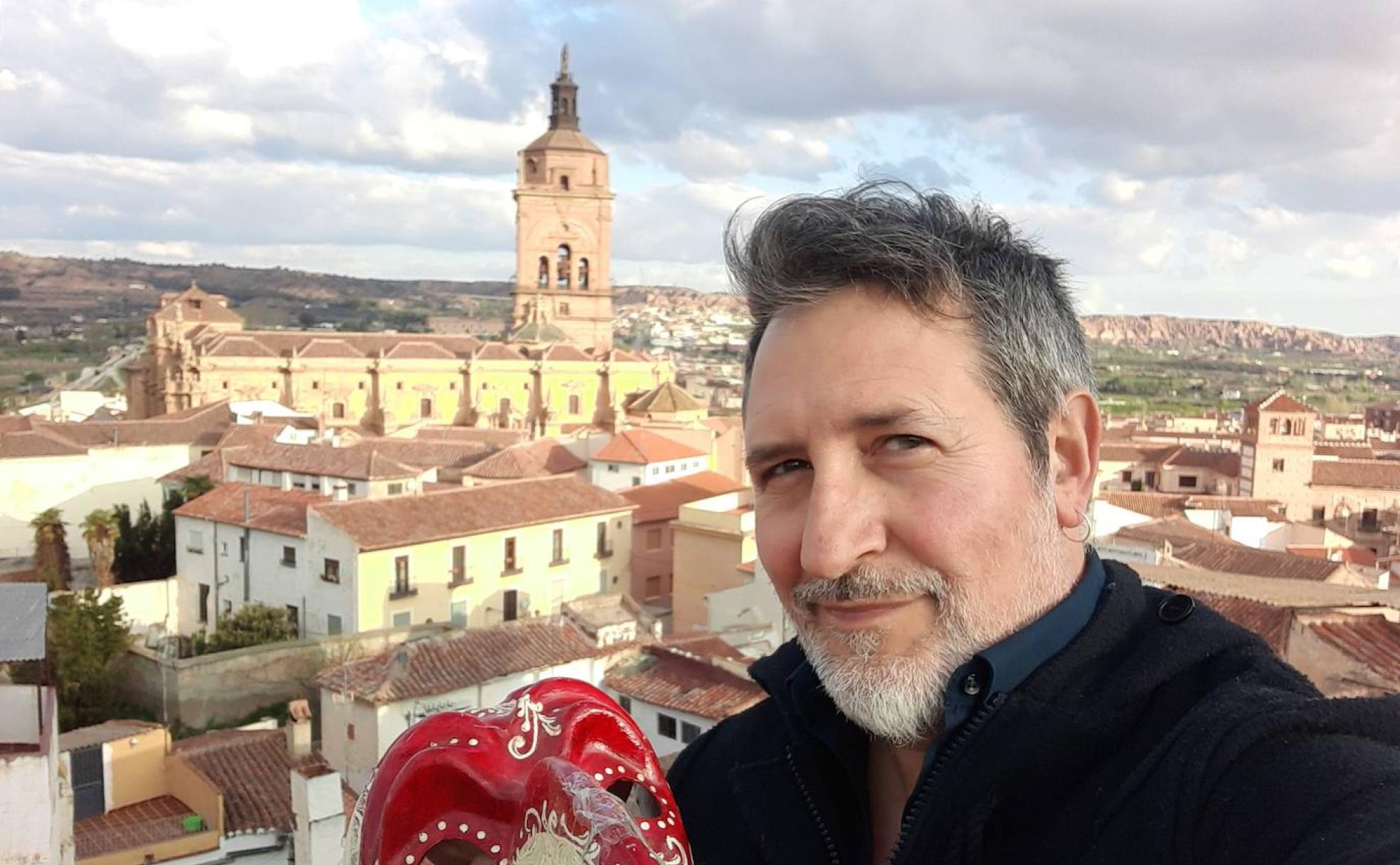 Enrique Torres, desde la terraza de su casa en Guadix.