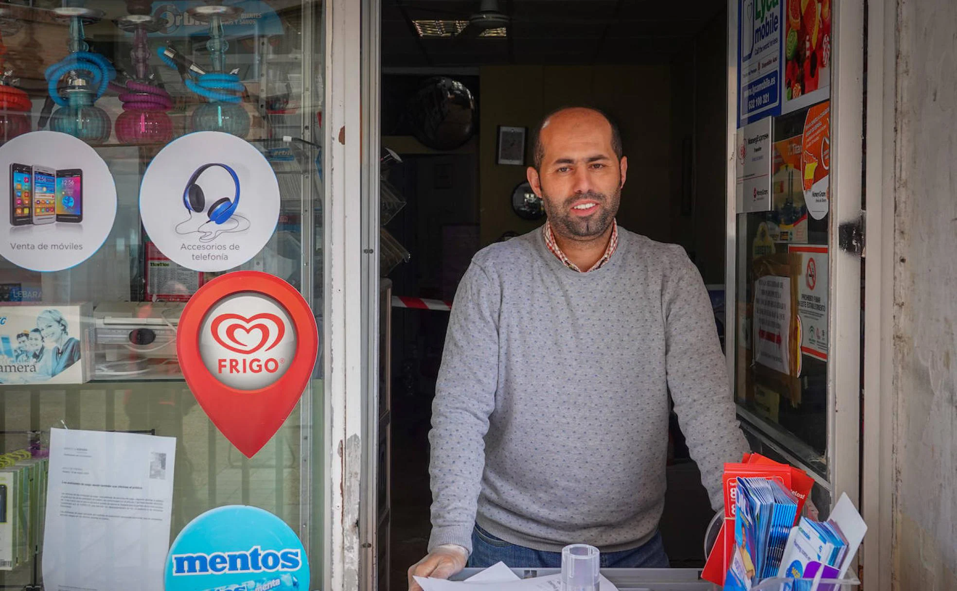 Rida, en la puerta de su negocio, que sigue abriendo una ventana al mundo desde el corazón del Zaidín.