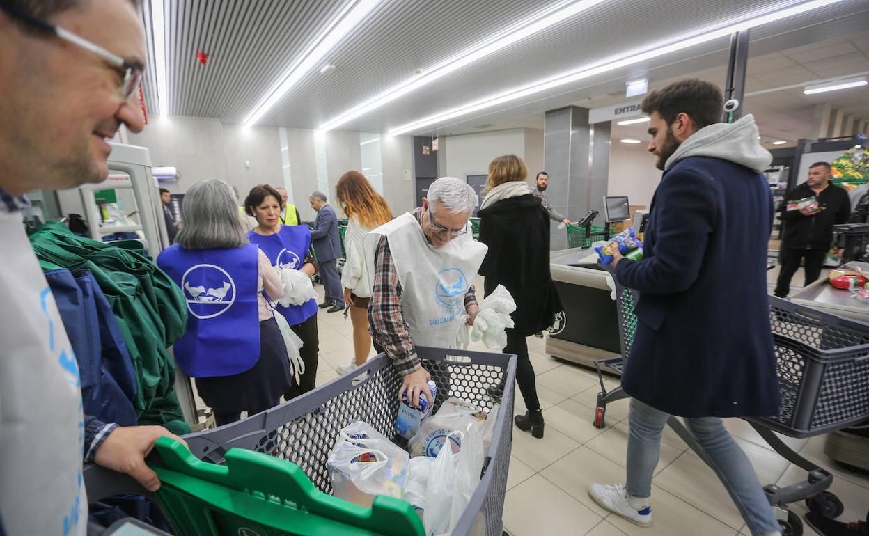 El Banco de Alimentos de Granada pide donaciones para mantener el ritmo de repartos