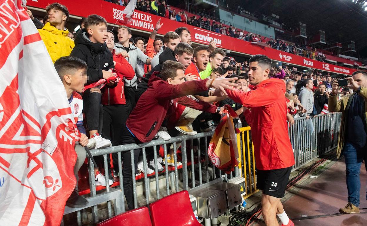 Carlos Fernández, aclamado por una serie de aficionados en el entrenamiento previo al partido de Copa frente al Athletic. 