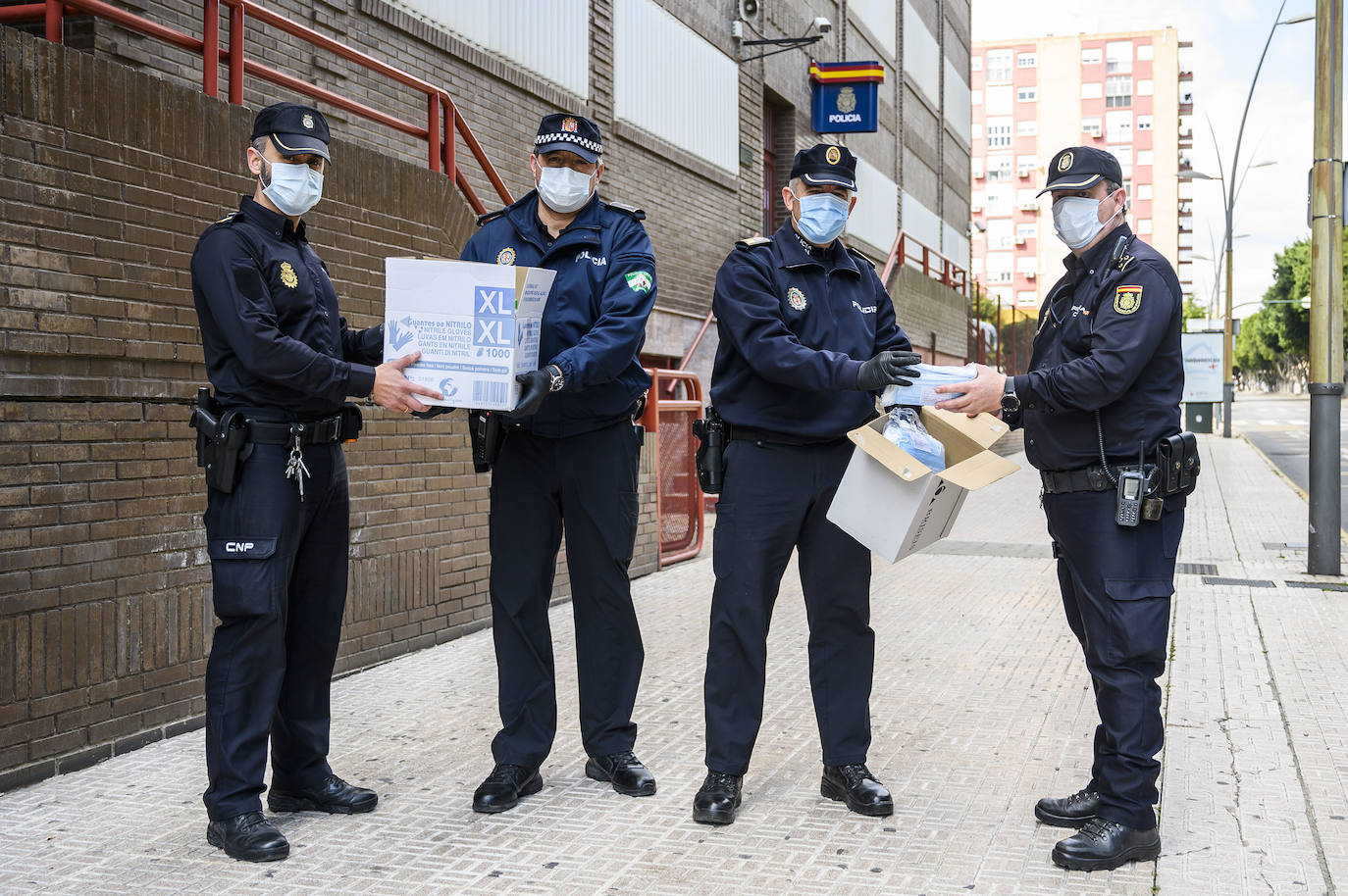 La Asociación de Personas con Autismo de Almería (Altea) ha donado 1.500 mascarillas que han sido repartidas a la Policía Local, Policía Nacional, Bomberos y Guardia Civil.