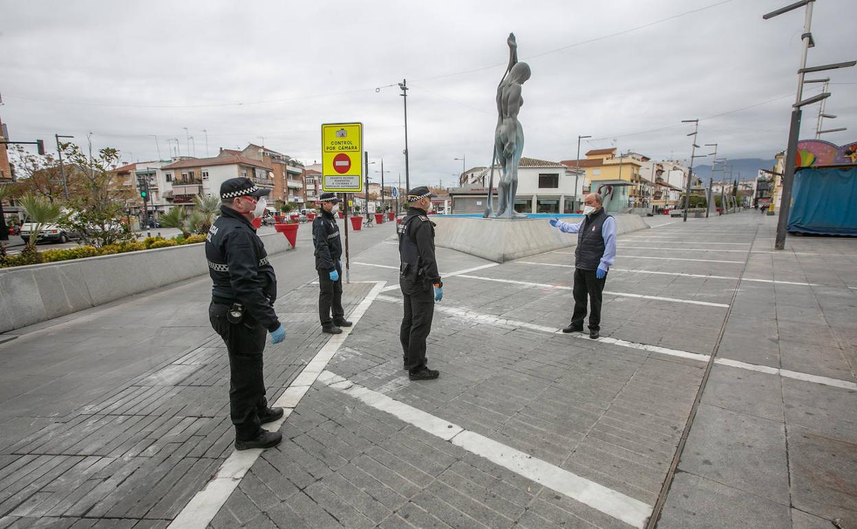 Tres agentes locales de Armilla hablan con un ciudadano que caminaba por la vía pública el pasado miércoles.