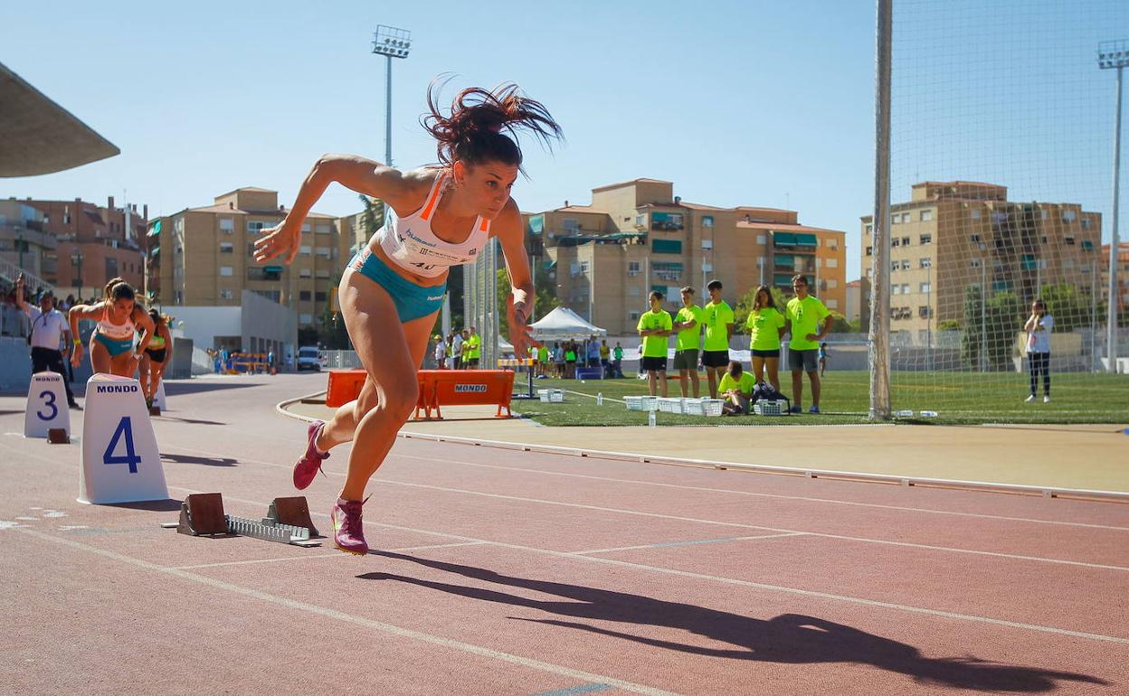 Laura Bueno toma la salida de una competición en el Estadio de la Juventud, en una imagen de archivo. 