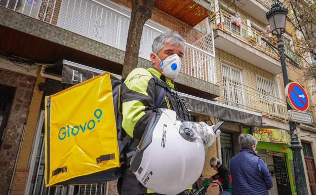 Glovo. Francisco hace la comprade los clientes y se la lleva a su casa. 