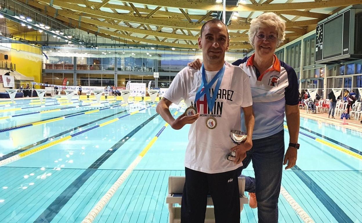 Martínez Tajuelo con las medallas. 