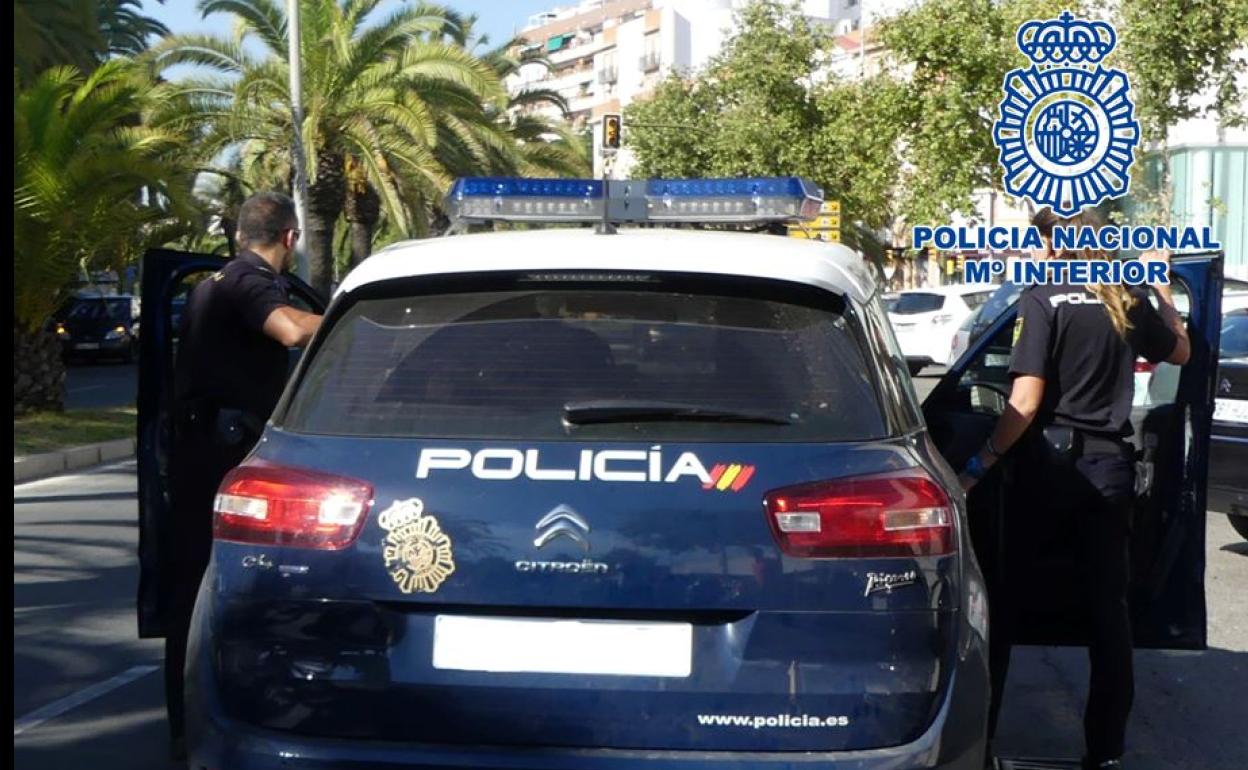 Estado de alarma en Granada | Empuja a un policía nacional huyendo tras increpar a varias personas en la cola de un supermercado