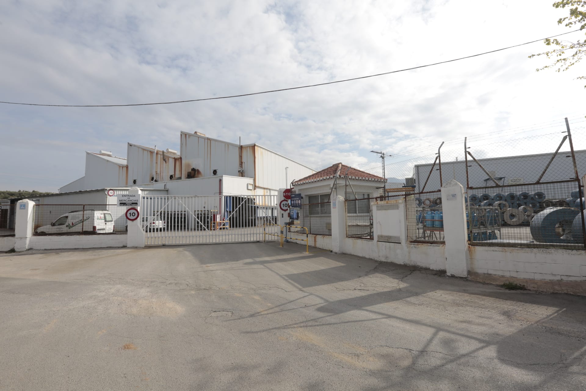 Tras las restricciones a profesionales no esenciales, la ciudad vive la primera jornada de un nuevo estado de alarma