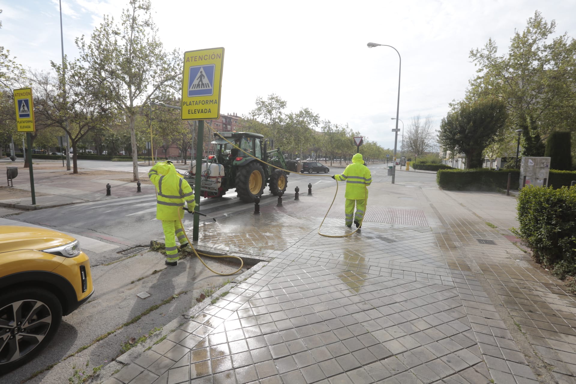Tras las restricciones a profesionales no esenciales, la ciudad vive la primera jornada de un nuevo estado de alarma