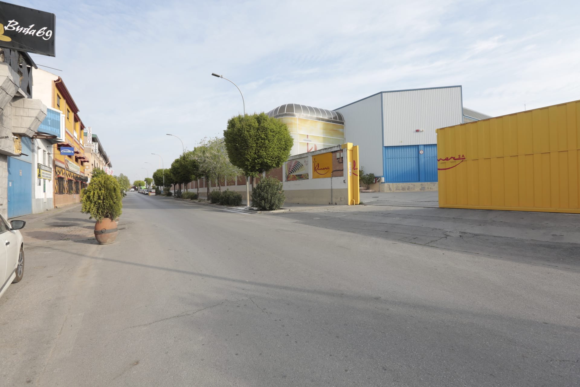 Tras las restricciones a profesionales no esenciales, la ciudad vive la primera jornada de un nuevo estado de alarma