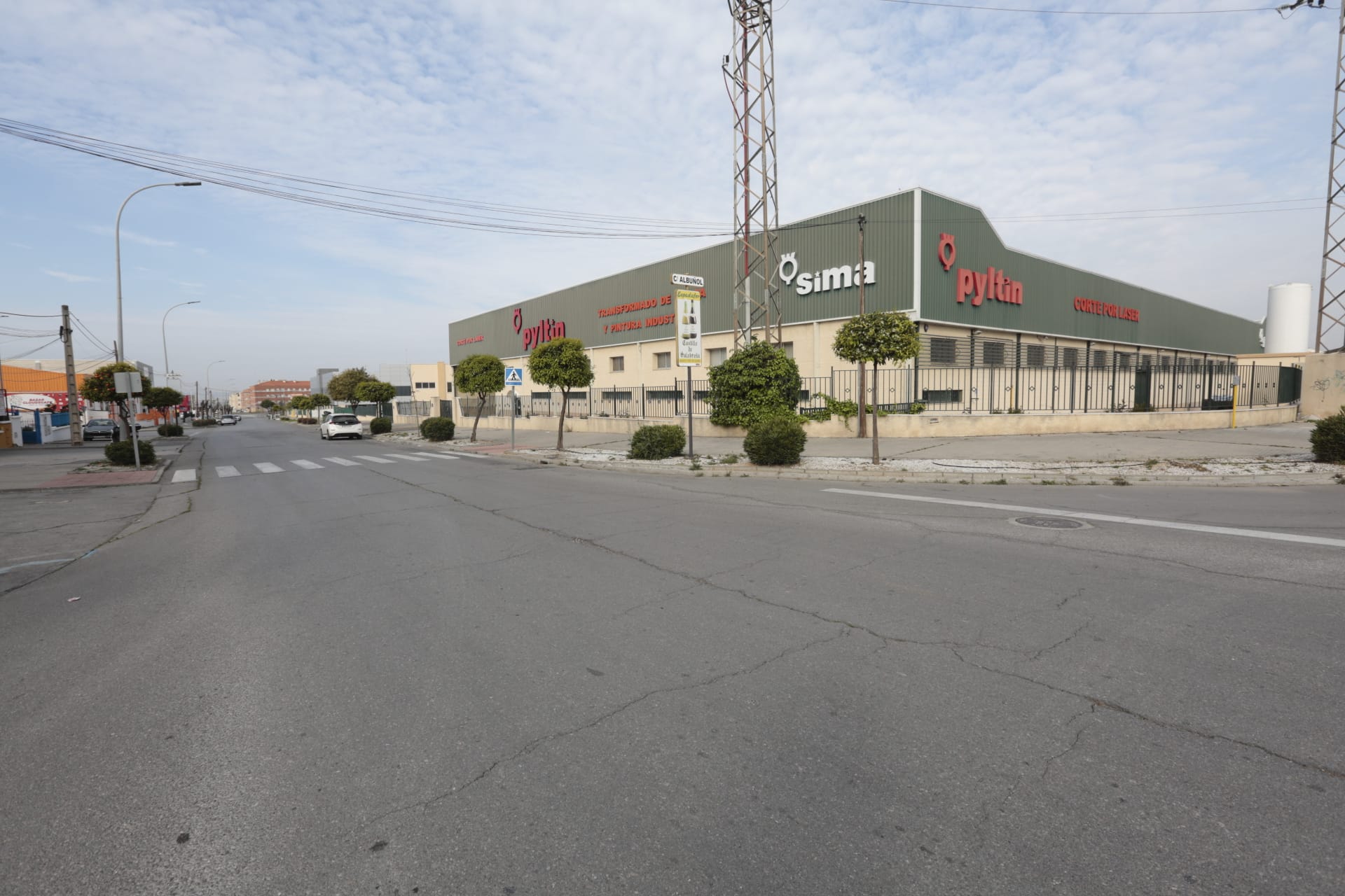 Tras las restricciones a profesionales no esenciales, la ciudad vive la primera jornada de un nuevo estado de alarma