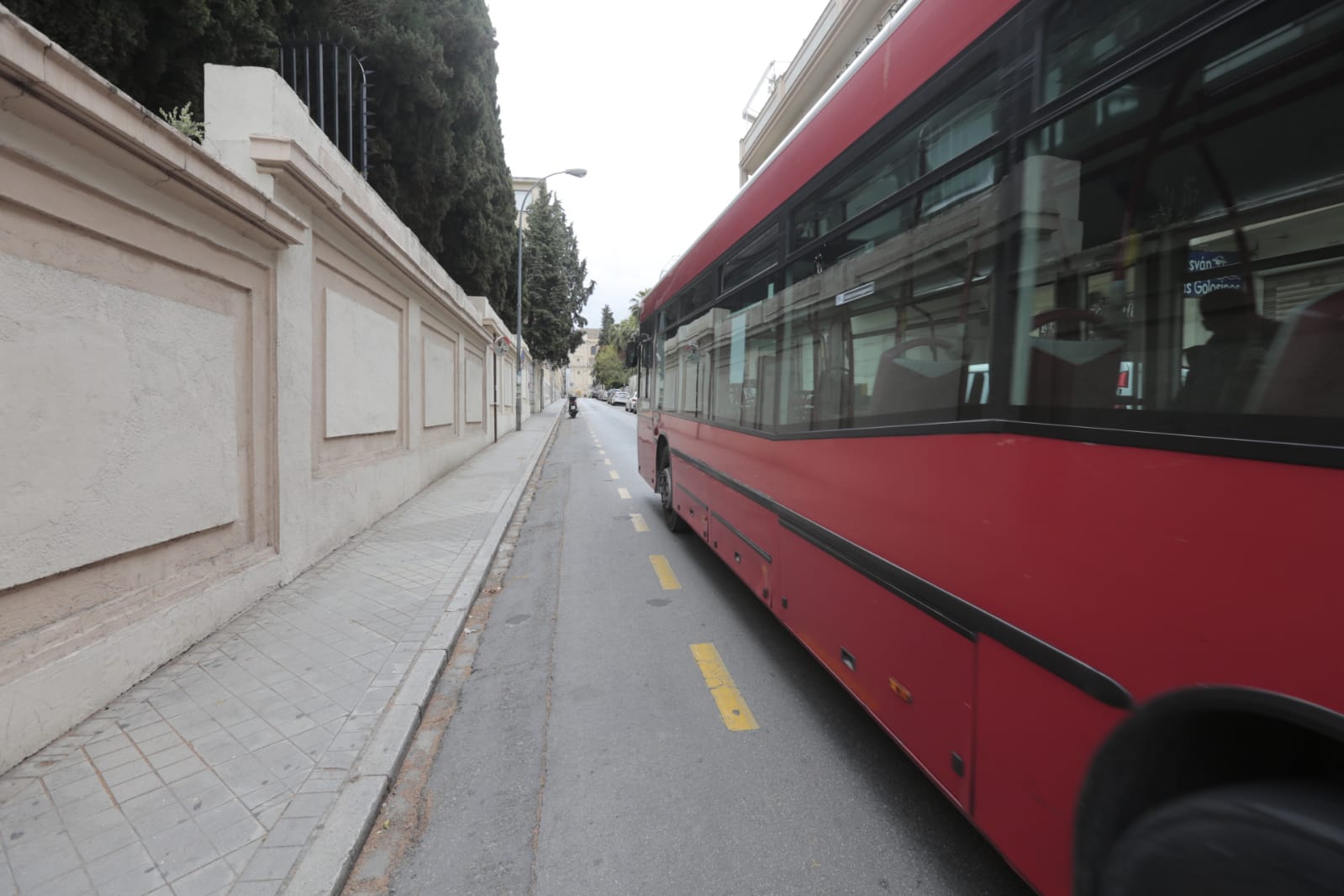 Tras las restricciones a profesionales no esenciales, la ciudad vive la primera jornada de un nuevo estado de alarma