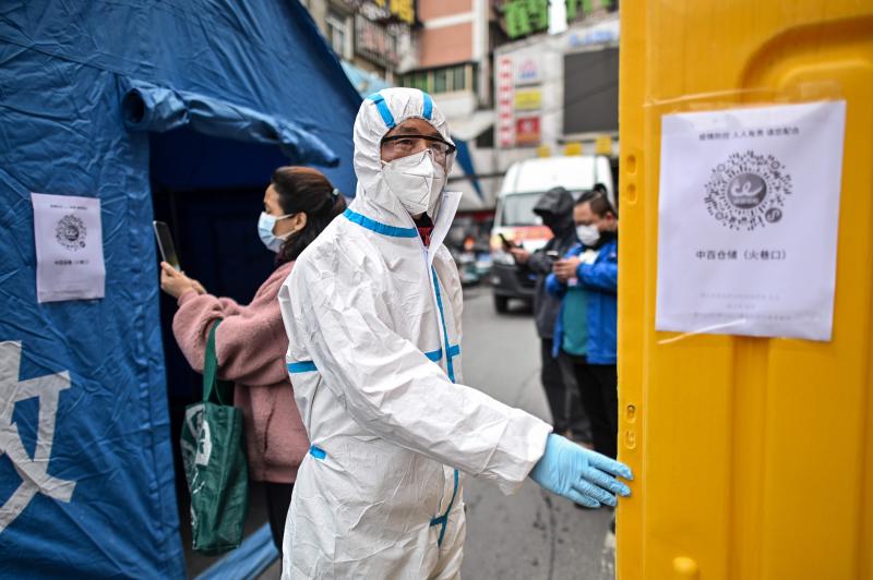 Ahora solo equipos de desinfección van y vienen por el mismo. Grandes bloques rojos impiden acercarse al vallado que a su vez protege las persianas metálicas del mercado cerradas a cal y canto, instando a los transeúntes a que pongan de su parte para luchar contra el coronavirus