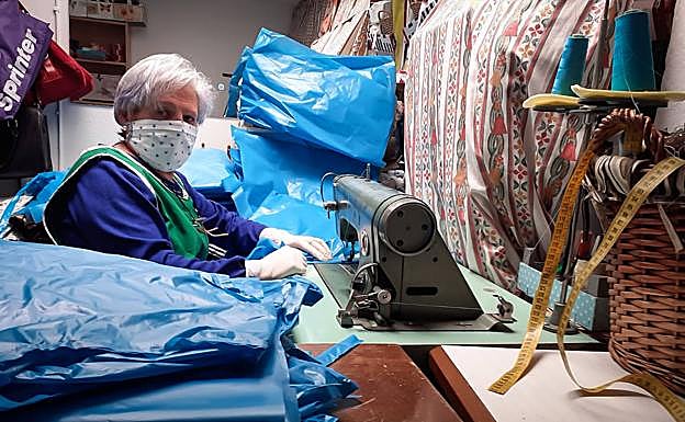 Imagen principal - Cincuenta costureras de Alhama se han implicado en esta iniciativa.