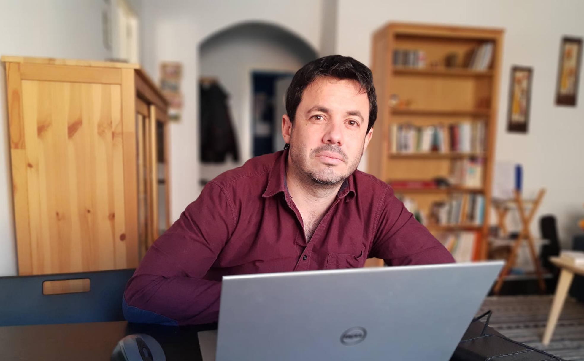 Bruno Abarca, teletrabajado en su piso de Madrid. 