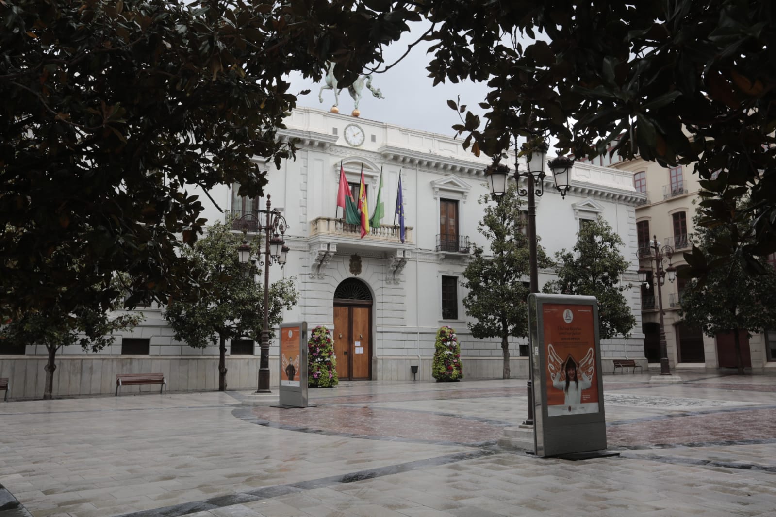 Las nuevas restricciones a la movilidad se hacen notar en las calles y plazas de la capital