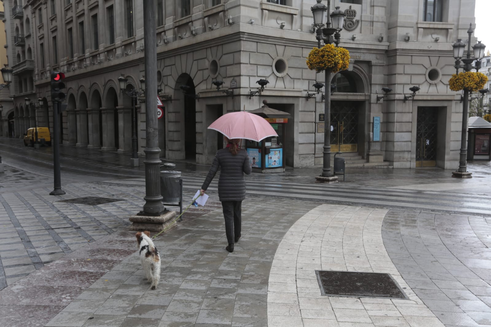 Las nuevas restricciones a la movilidad se hacen notar en las calles y plazas de la capital