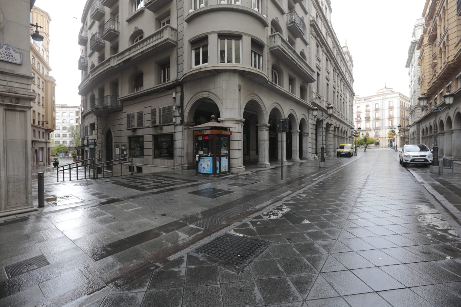 Las nuevas restricciones a la movilidad se hacen notar en las calles y plazas de la capital