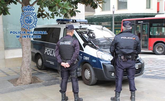 Intenta apuñalar a unos policías nacionales en Granada después de robar en una panadería