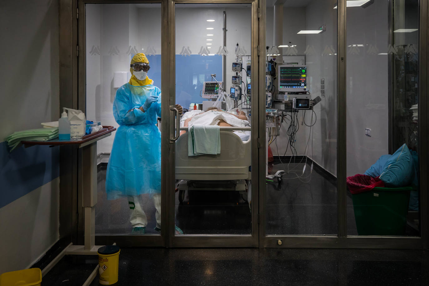 Sanitarios de la UCI del Virgen de las Nieves extreman las precauciones
